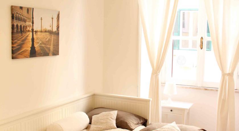 Luxury White House Rome Apartment Room photo